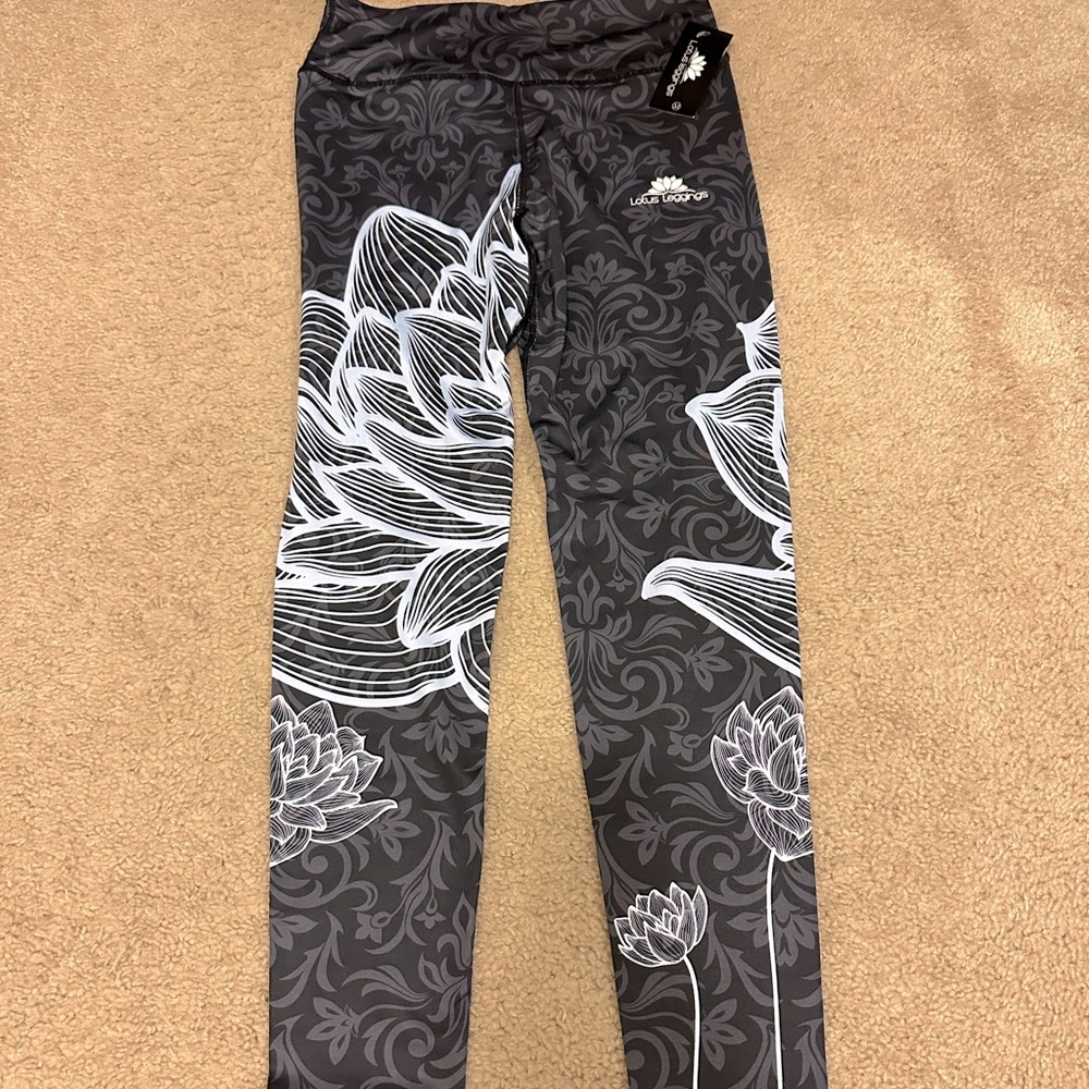 NWT Lotus Leggings Size Medium